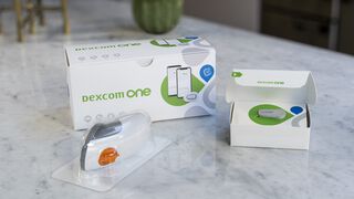 Dexcom One iepakojuma kaste ar cukura līmeņa asinīs sensoru un raidītāju